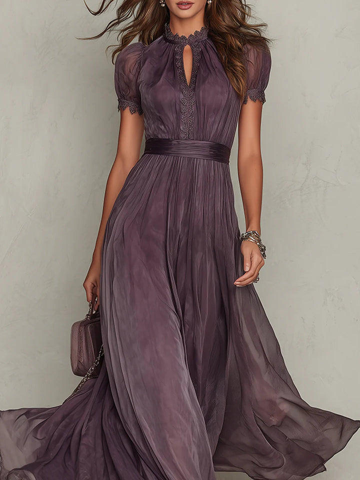 Flavia™ | Robe longue violette à décolleté en goutte et bordure en dentelle