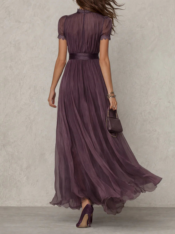 Flavia™ | Robe longue violette à décolleté en goutte et bordure en dentelle